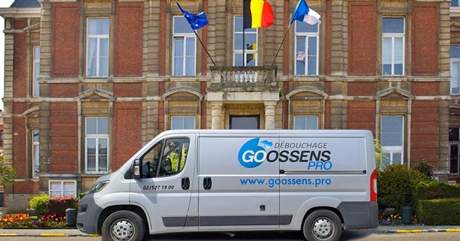 Véhicule GOOSSENS PRO en intervention pour le débouchage de canalisations à Uccle 1180, offrant des services efficaces pour WC, éviers, baignoires et égouts.