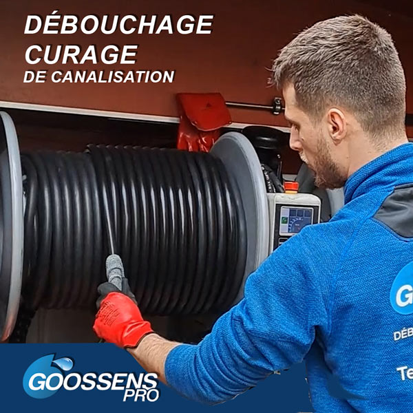 Plombier déboucheur GOOSSENS PRO préparant un équipement d'hydrocurage pour le débouchage de canalisations